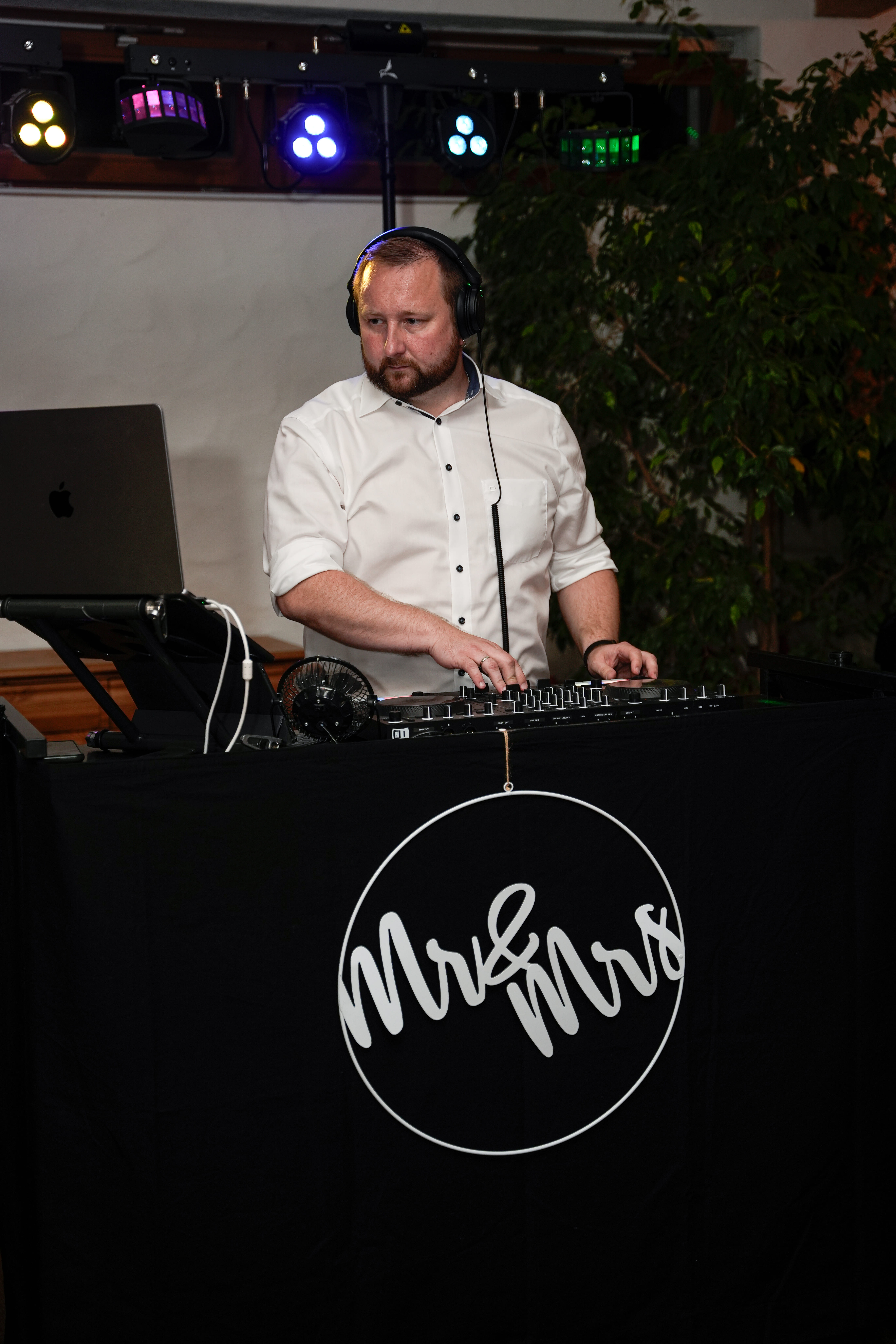 Hochzeits-DJ Tony Lötzke am DJ-Pult mit Mr & Mrs Hochzeitsdekoration
