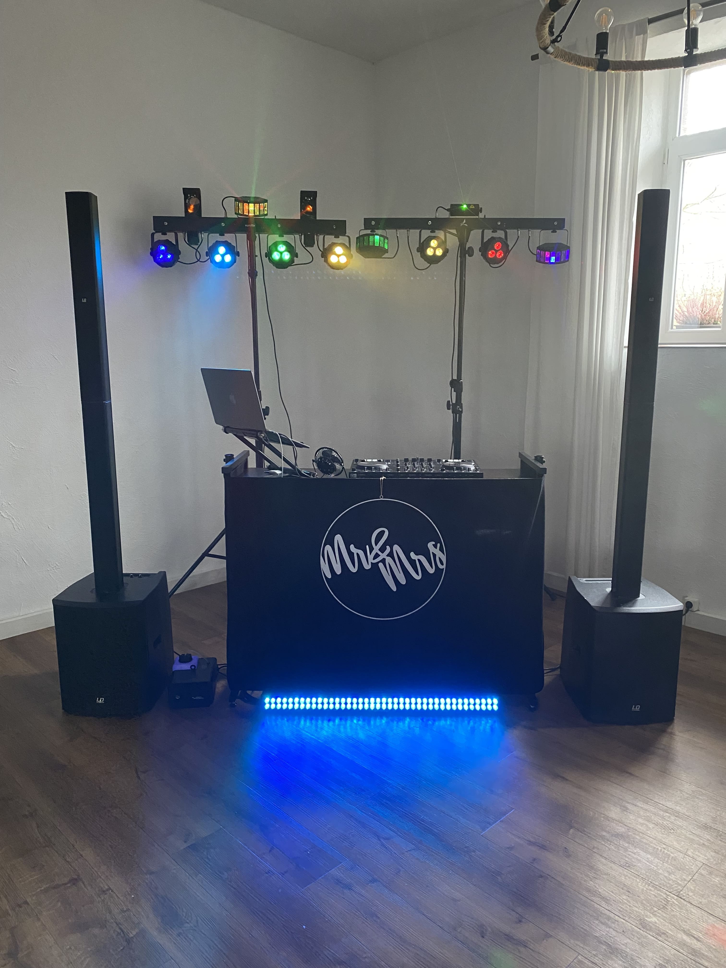Kompletter DJ-Aufbau von Tony Lötzke mit LD Systems Maui 28 G2 Säulensystem, OMNITRONIC BOOZ Event Stand mit Mr & Mrs Logo, Lichtanlage und LED-Bodenleuchte für eine Hochzeit