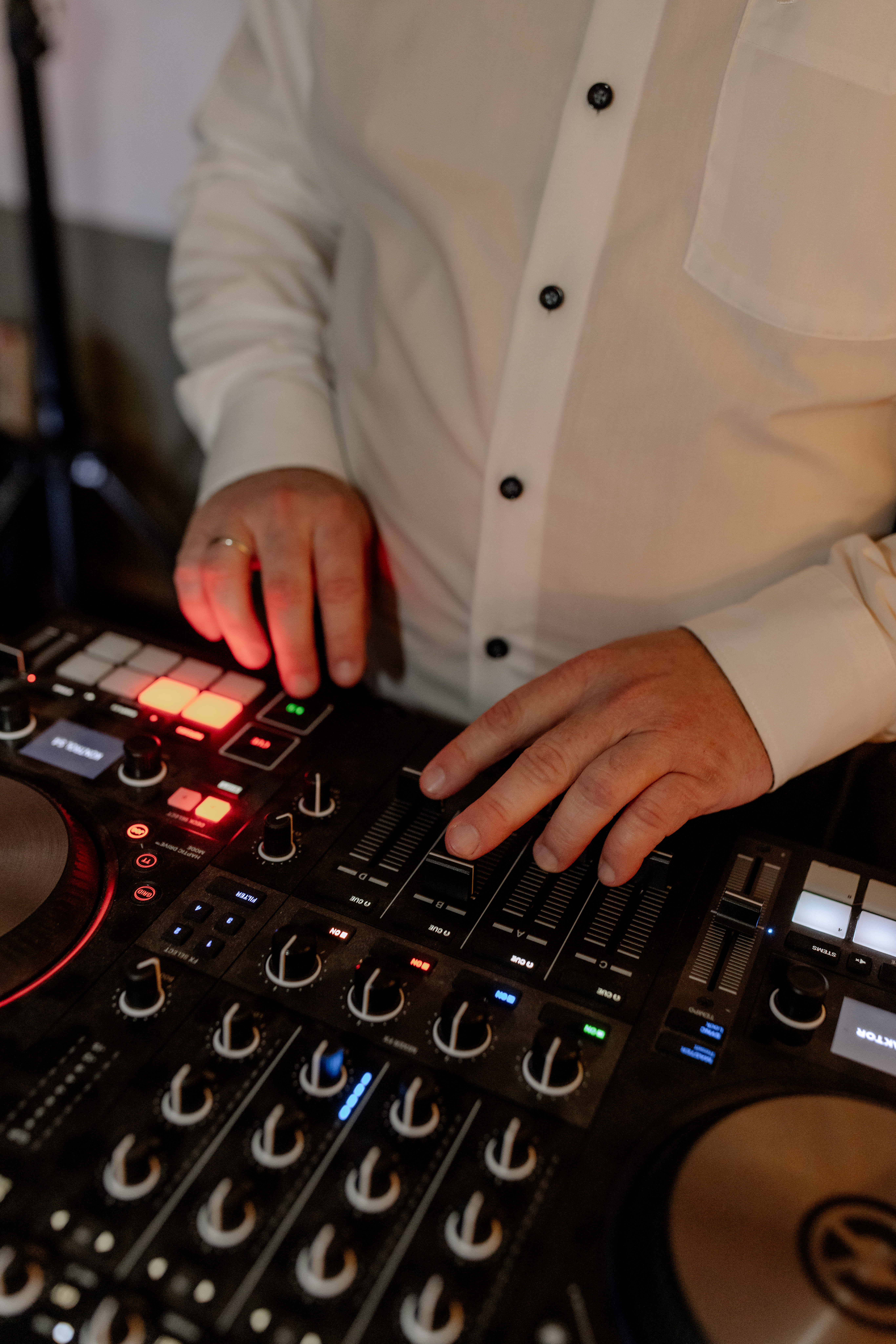 Nahaufnahme der Hände von DJ Tony Lötzke auf dem professionellen RANE ONE MKII Controller